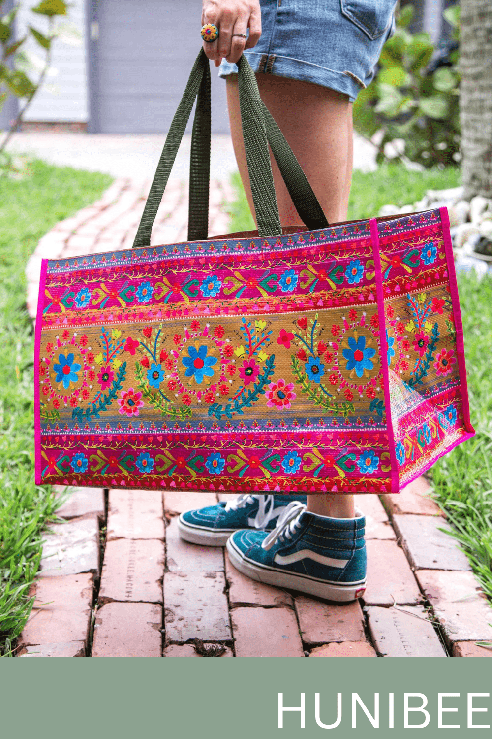 Colorful tote bags for a cheerful style
Travel tote bags with multiple compartments
Universal bags for organization and style
High-quality tote bags for long-lasting use