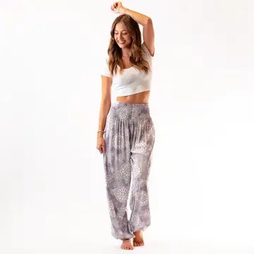 Elevate Your Style with Chic Women's Wide Leg Pants from HuniBee Boutique! 🌟 Discover the perfect blend of comfort and fashion with our lightweight plus-size harem pants for summer. Shop now for trendy deals and step into sophistication!