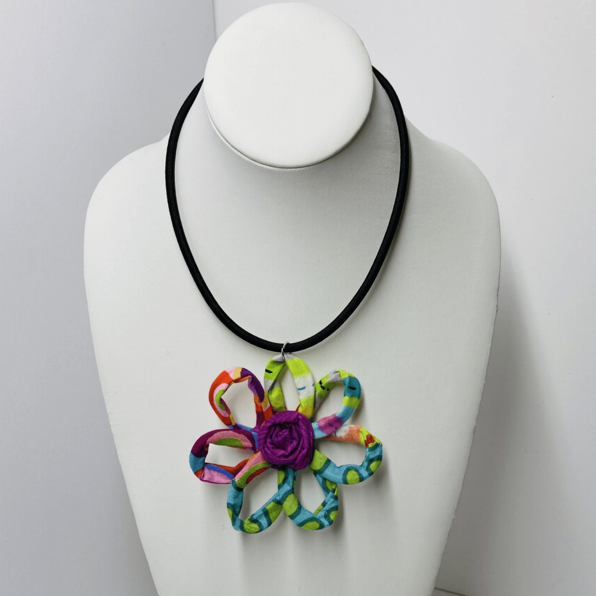 Handcrafted daisy necklace with artistic design Colorful flower necklace with daisy charm Women's vibrant daisy necklace for casual wear Artistic daisy necklace with playful colors Handmade colorful necklace with floral theme Unique beaded daisy necklace for women Modern colorful daisy necklace for nature lovers Women's colorful necklace with daisy flowers Boho-style necklace with colorful daisies Handmade colorful jewelry with daisy design