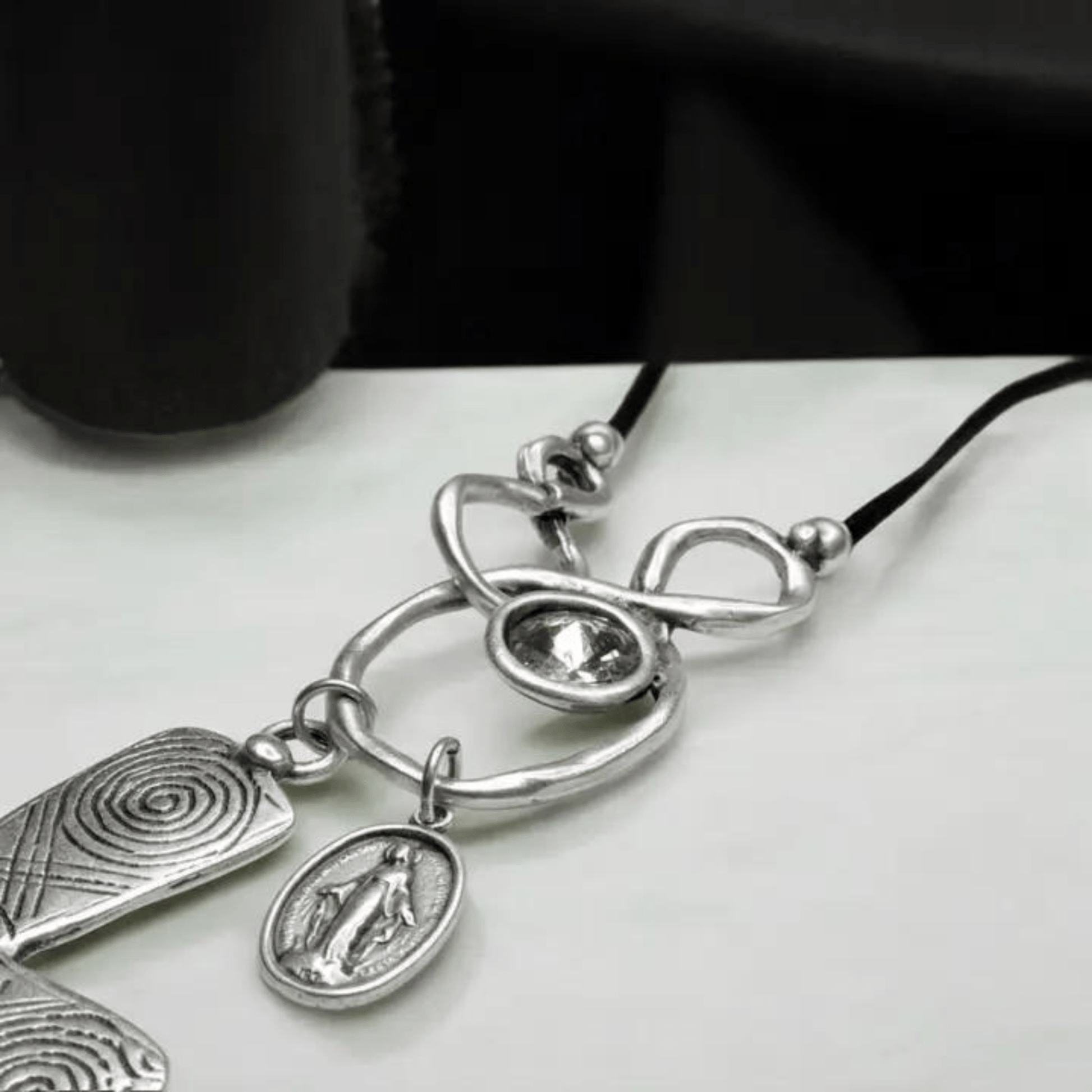 Premium leather and pewter necklace with 925 silver
Vintage-style pewter necklace with leather and silver
Durable pewter pendant necklace with silver plating
Designer pewter necklace with leather and 925 silver
Stylish leather necklace with handmade pewter pendant
Sophisticated pewter and leather necklace with silver
Unique silver-plated pewter pendant on leather chain
